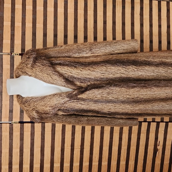 Coyote long fur coat - Picture 3 of 10